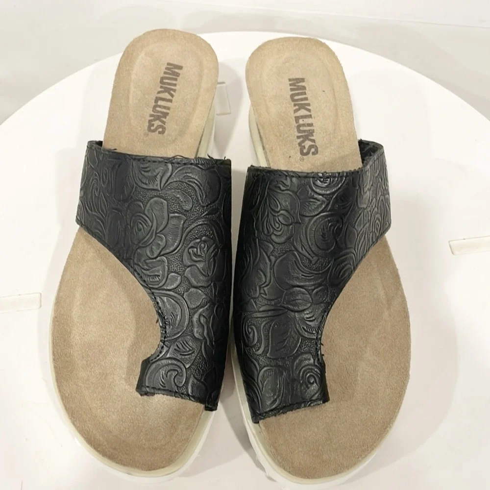 MUK LUKS Women Pitch Tenor Platform Sandals Slip On Black‎ Sz 8 Tooled Upper